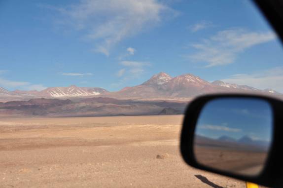 Vulcões vistos pela janela e pelo retrovisor da Fiona no deserto do Atacama - Chile
